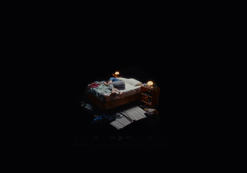 Persona tumbada en la cama con depresión